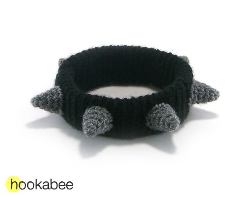 Crochet spiked dog collar free pattern by @hookabee crochet (www.hookabee.com) #crochet #pattern #dogcollar #dogs #free #freepattern