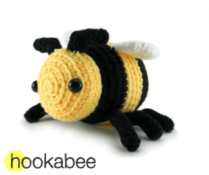 Bobby the bumble bee amigurumi crochet pattern by @hookabee crochet (www.hookabee.com) #crochet #amigurumi #bumblebee #bee #pattern #stuffedanimal