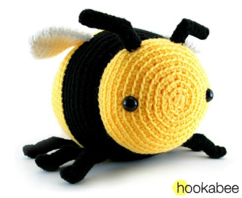 Bobby the bumble bee amigurumi crochet pattern by @hookabee crochet (www.hookabee.com) #crochet #amigurumi #bumblebee #bee #pattern #stuffedanimal