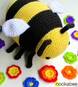Bobby the bumble bee amigurumi crochet pattern by @hookabee crochet (www.hookabee.com) #crochet #amigurumi #bumblebee #bee #pattern #stuffedanimal