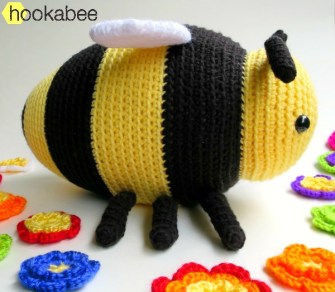 Bobby the bumble bee amigurumi crochet pattern by @hookabee crochet (www.hookabee.com) #crochet #amigurumi #bumblebee #bee #pattern #stuffedanimal