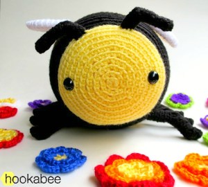 Bobby the bumble bee amigurumi crochet pattern by @hookabee crochet (www.hookabee.com) #crochet #amigurumi #bumblebee #bee #pattern #stuffedanimal