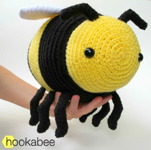 Bobby the bumble bee amigurumi crochet pattern by @hookabee crochet (www.hookabee.com) #crochet #amigurumi #bumblebee #bee #pattern #stuffedanimal