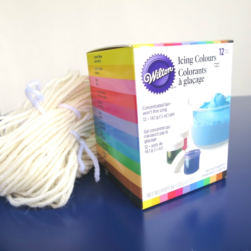 Wilton icing dyes for dyeing yarn