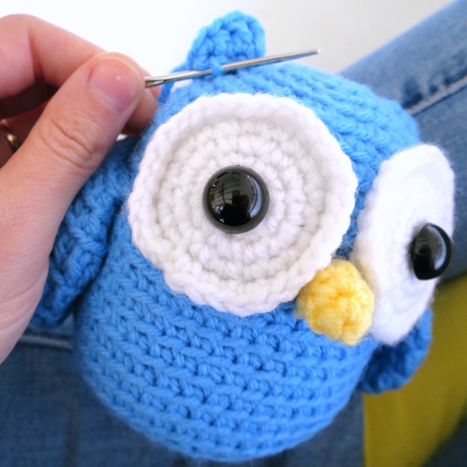 Making a little owl amigurumi by hookabee